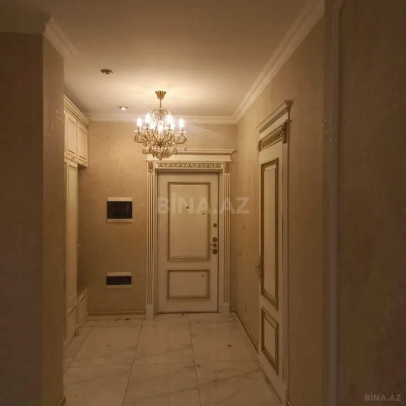 Satılır 4 otaqlı mənzil 178 m²