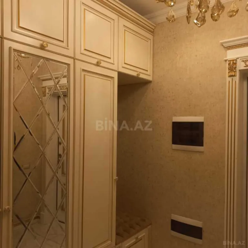 Satılır 4 otaqlı mənzil 178 m²