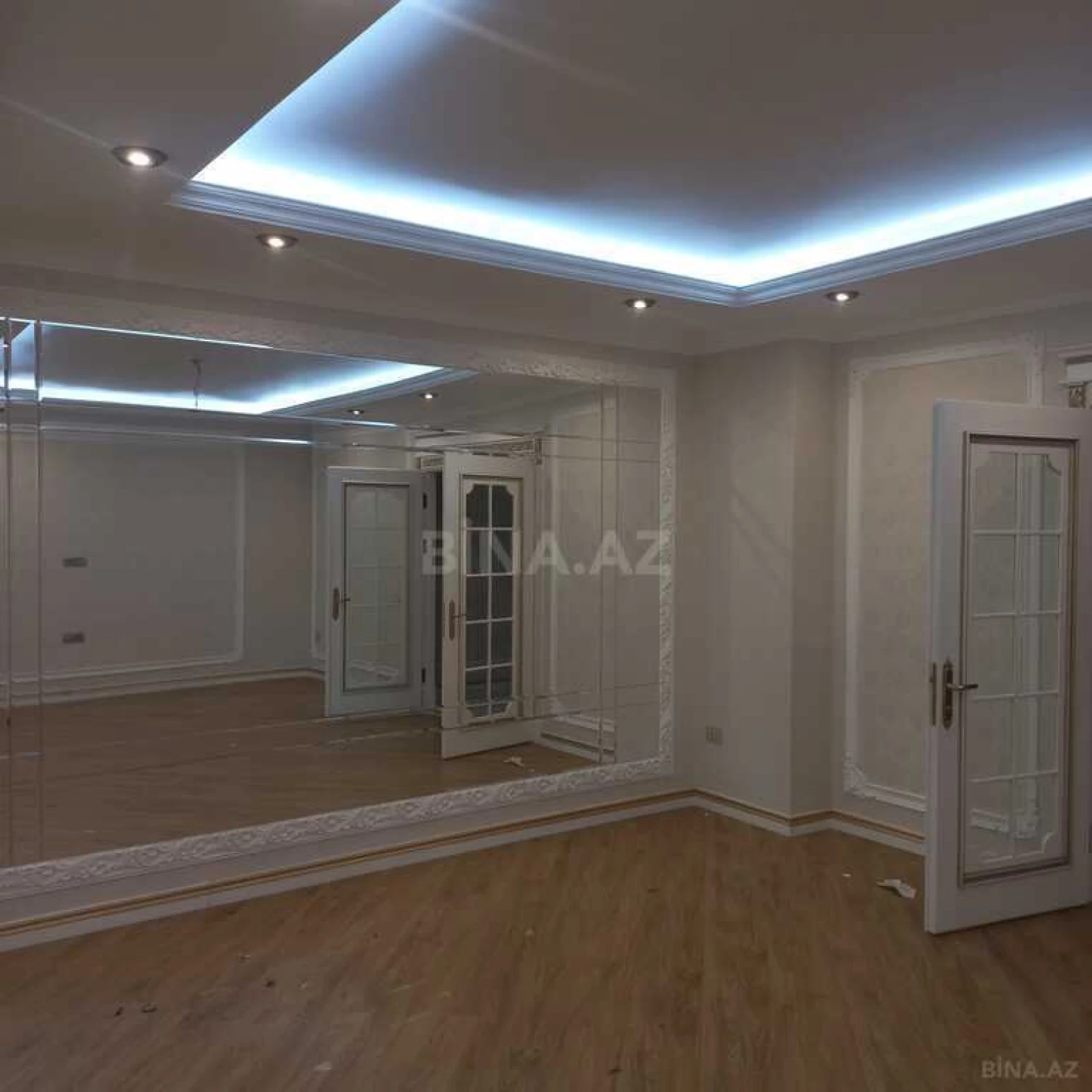 Satılır 4 otaqlı mənzil 178 m²