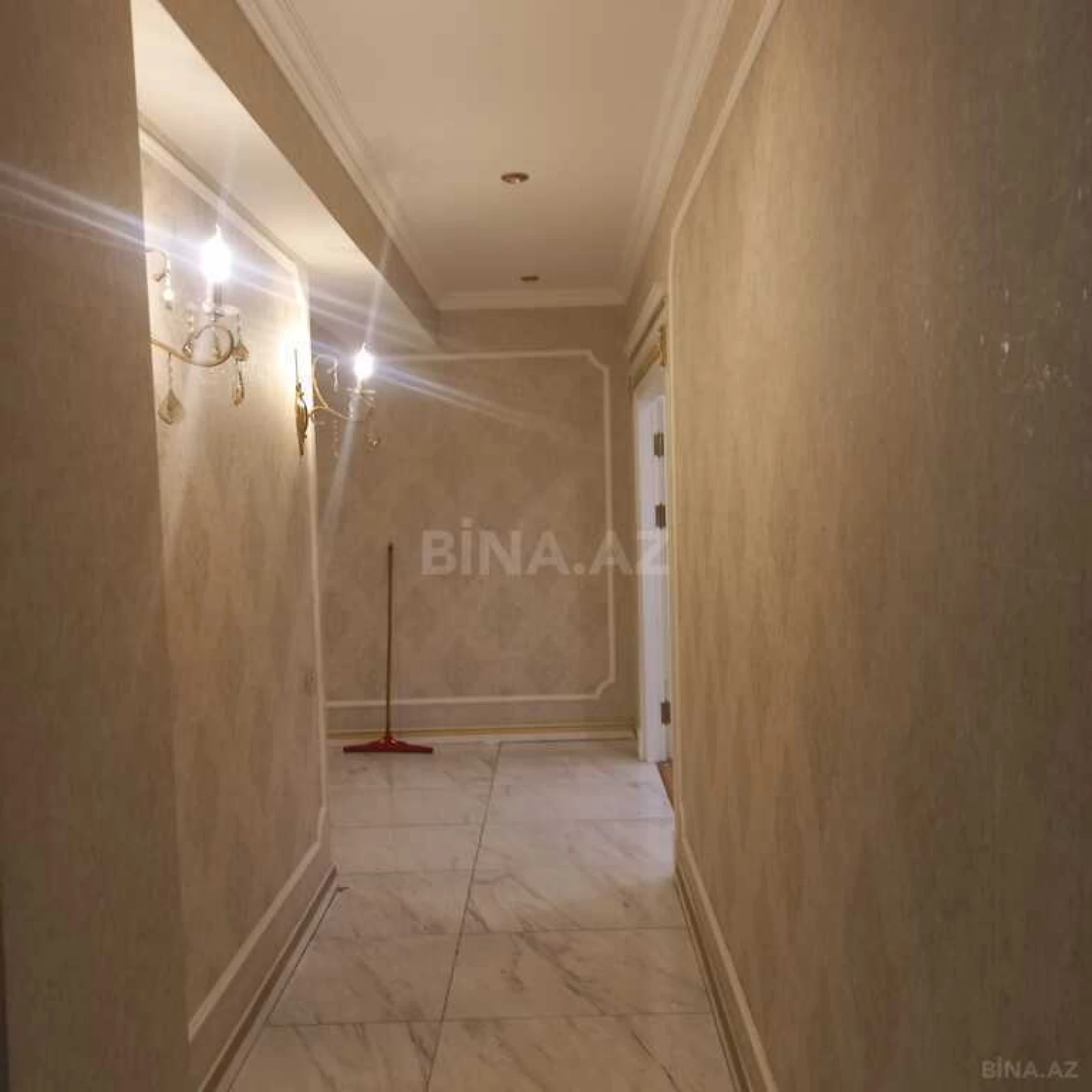 Satılır 4 otaqlı mənzil 178 m²