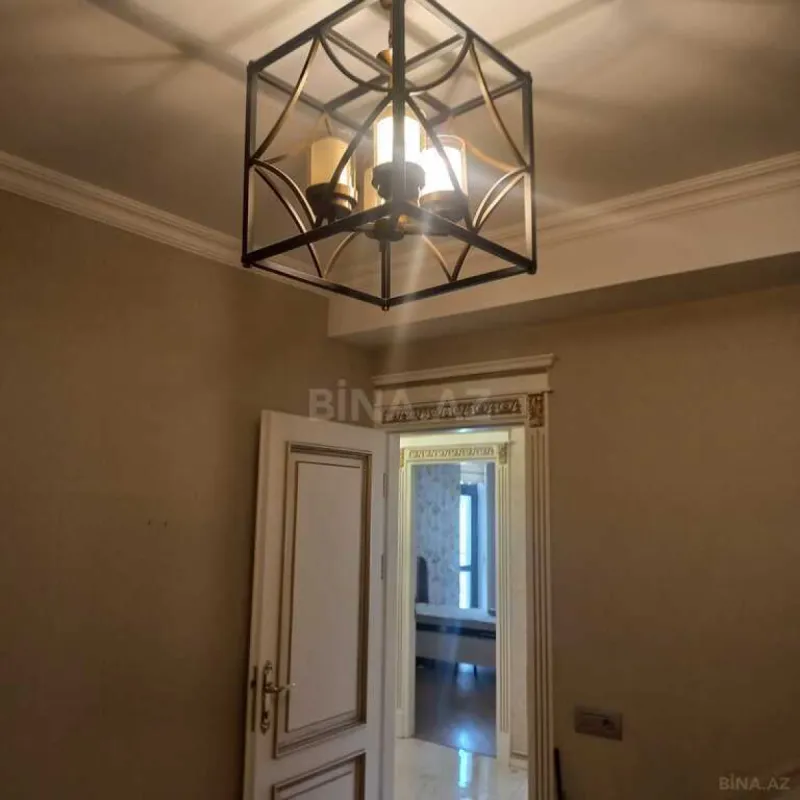 Satılır 4 otaqlı mənzil 178 m²