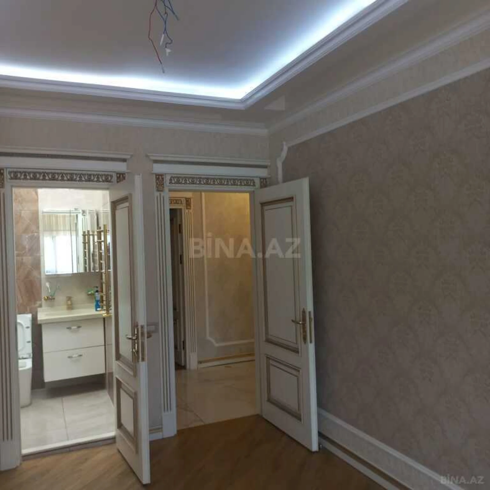 Satılır 4 otaqlı mənzil 178 m²