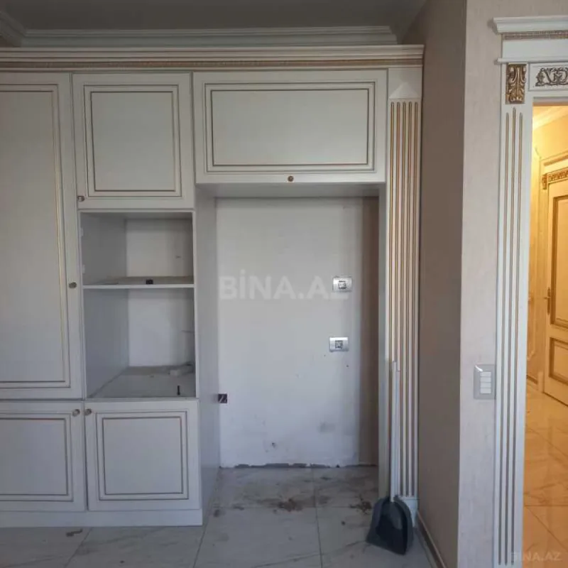 Satılır 4 otaqlı mənzil 178 m²