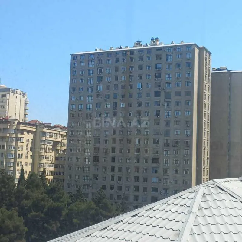 Satılır 4 otaqlı mənzil 178 m²