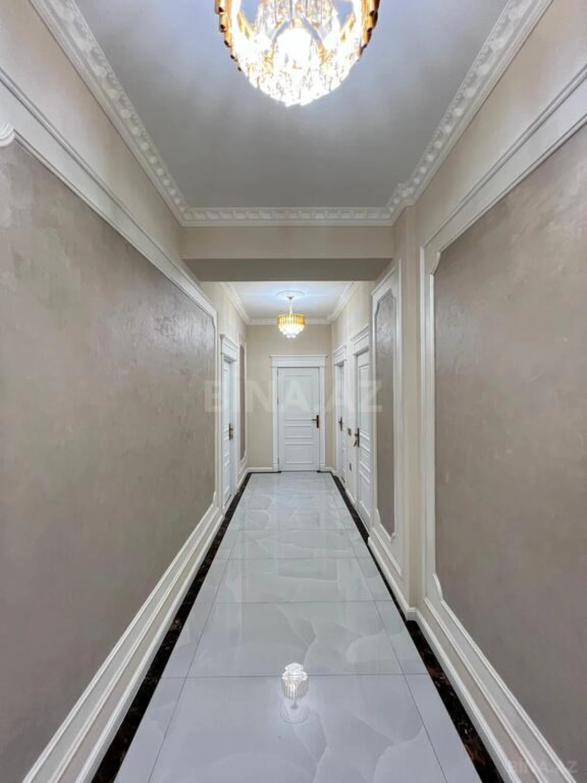 Satılır 4 otaqlı mənzil 215 m²