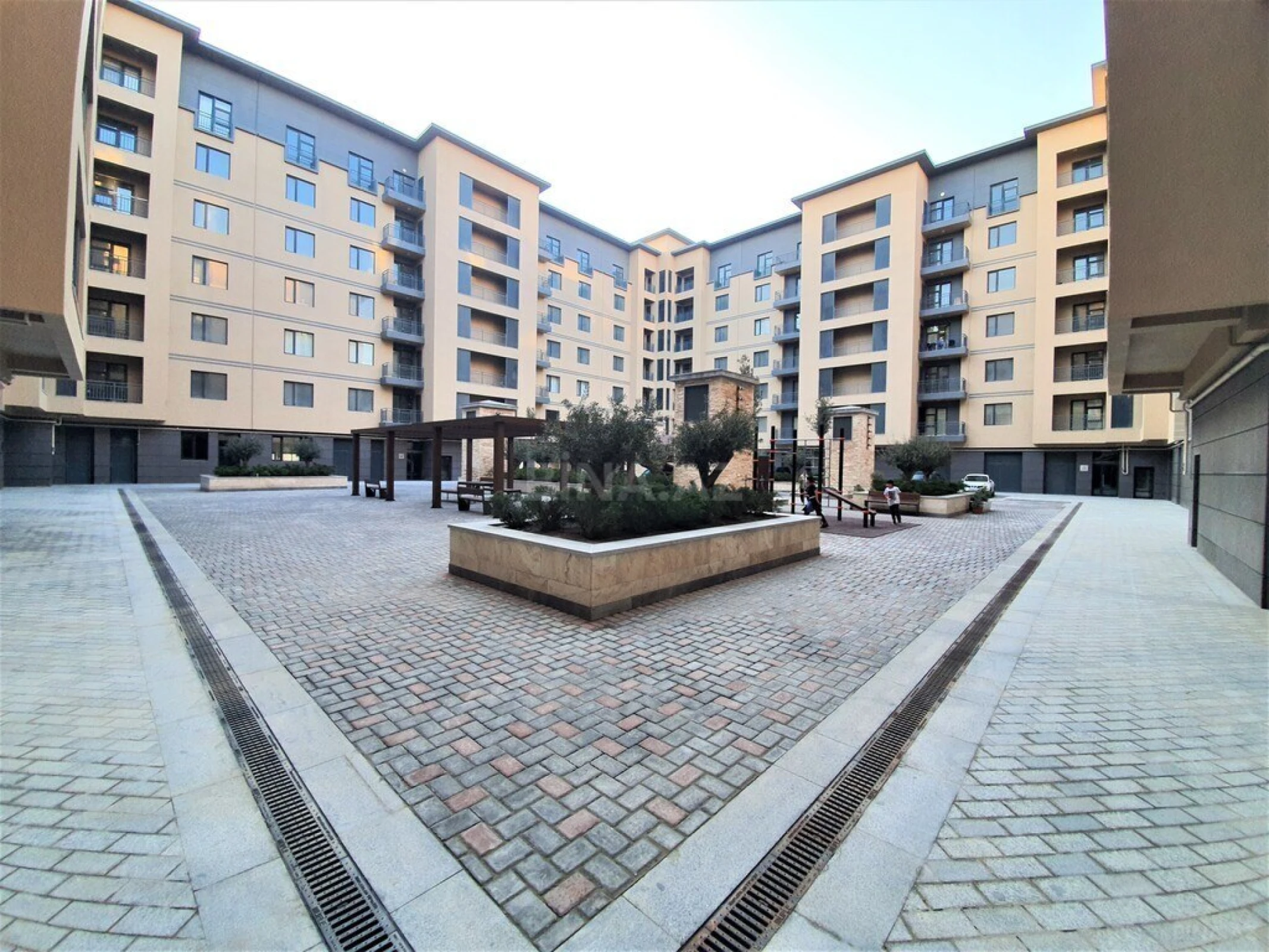 Kirayə verilir 4 otaqlı mənzil 180 m²