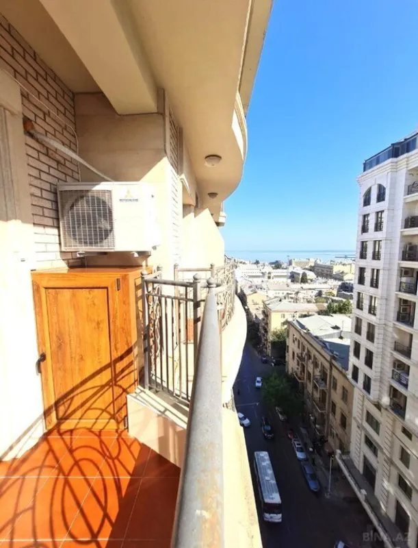 Satılır 4 otaqlı mənzil 215 m²
