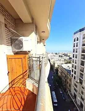 Satılır 4 otaqlı mənzil 215 m²