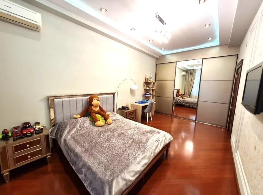 Satılır 4 otaqlı mənzil 215 m²