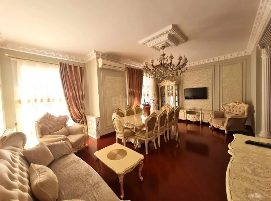 Satılır 4 otaqlı mənzil 215 m²