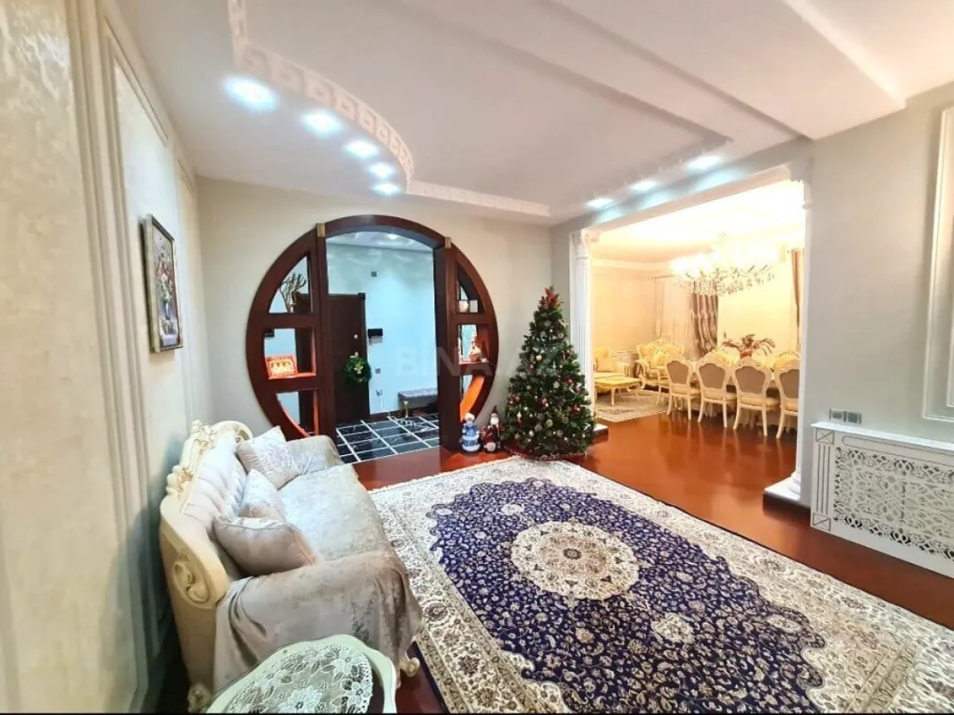 Satılır 4 otaqlı mənzil 215 m²