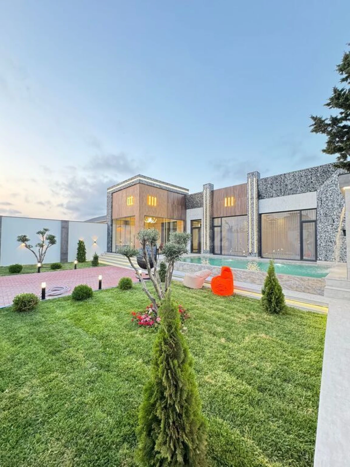 Satılır 5 otaqlı həyət evi 220 m²