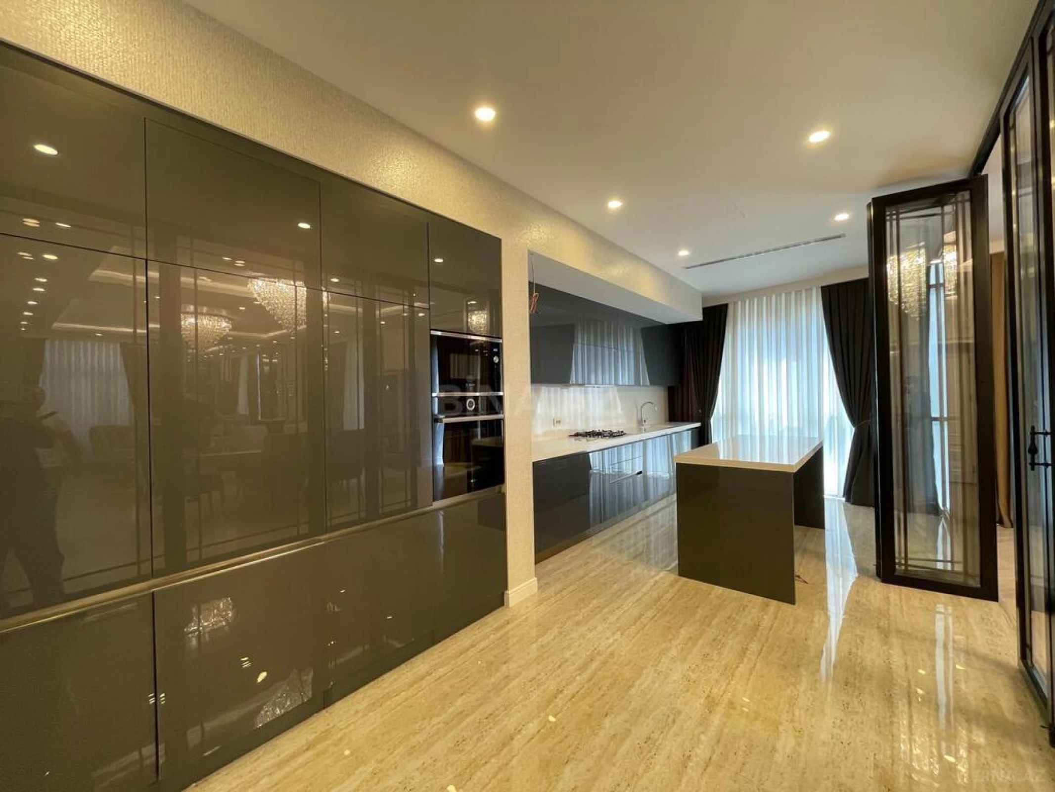 Satılır 3 otaqlı mənzil 168 m²