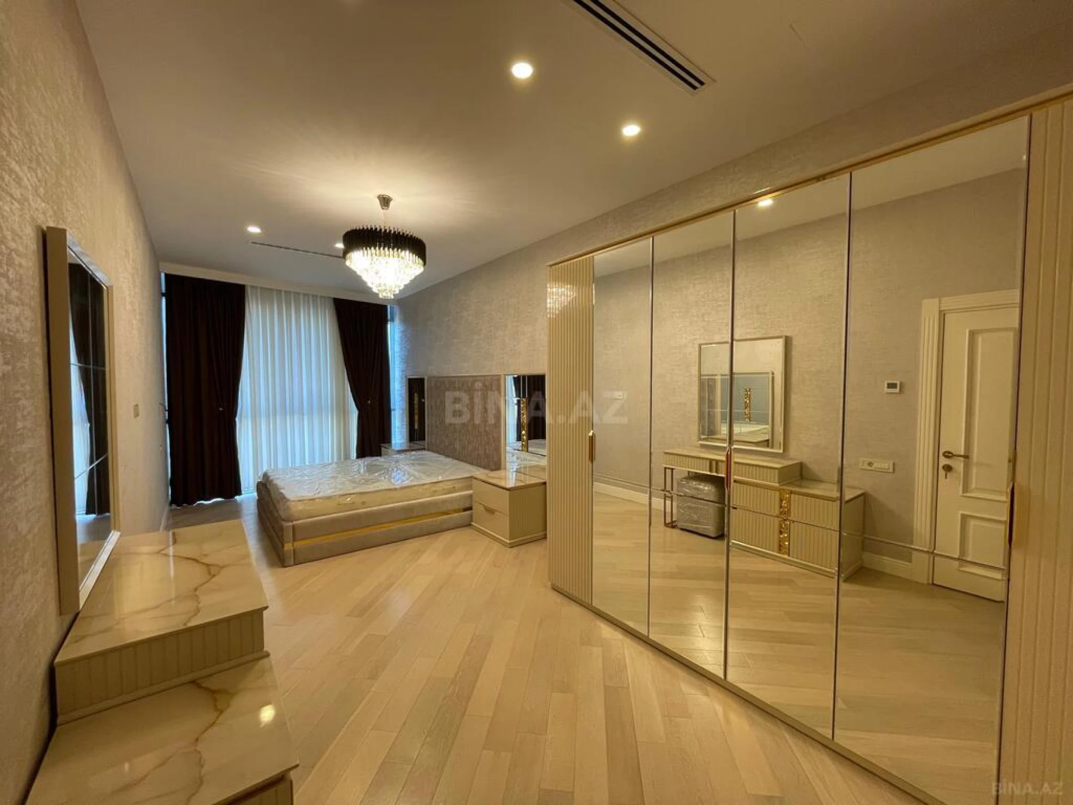 Satılır 3 otaqlı mənzil 168 m²