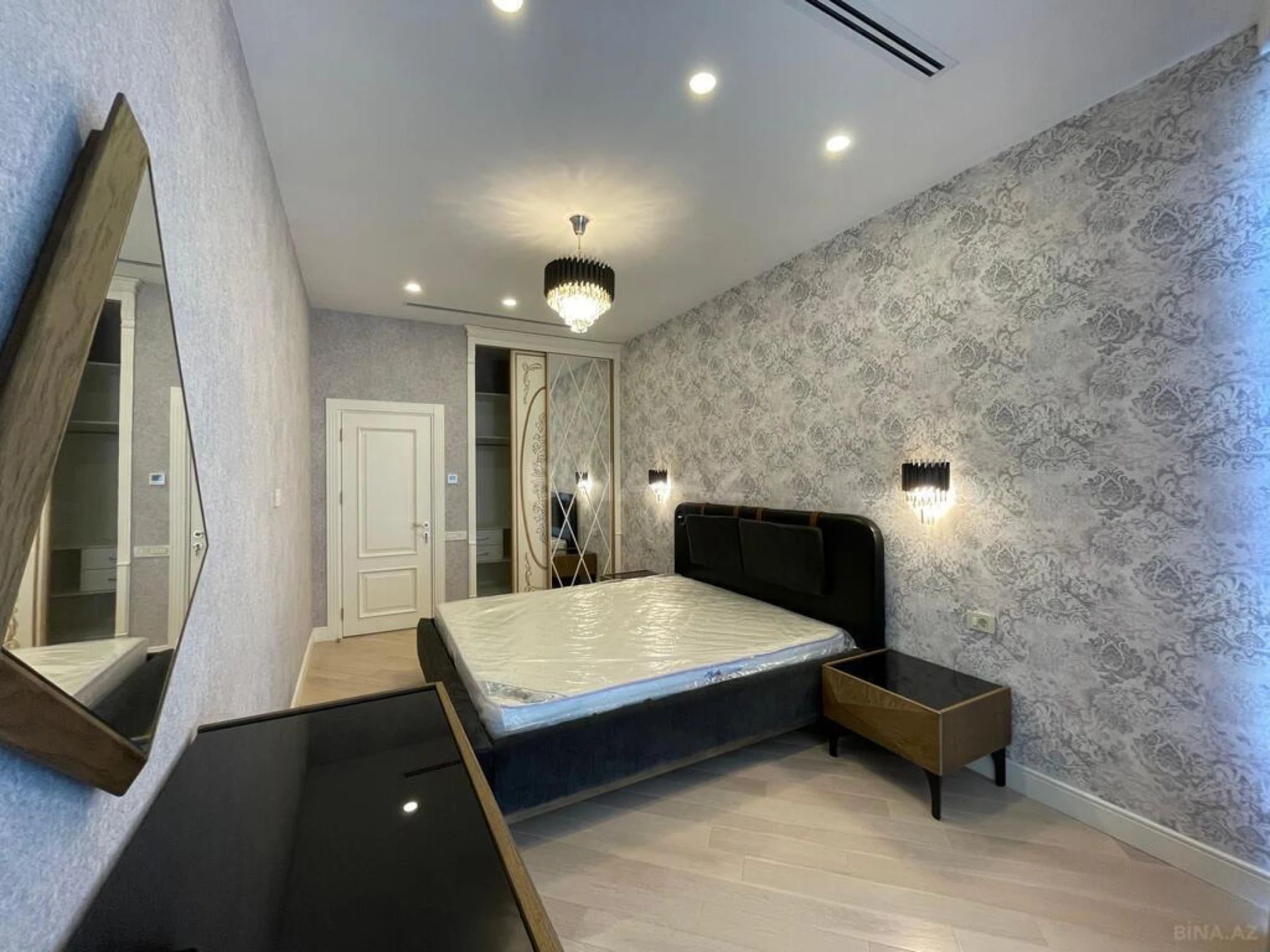 Satılır 3 otaqlı mənzil 168 m²