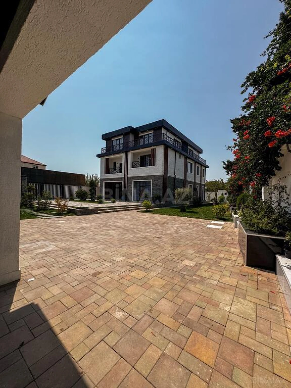 Satılır 8 otaqlı həyət evi 1000 m²