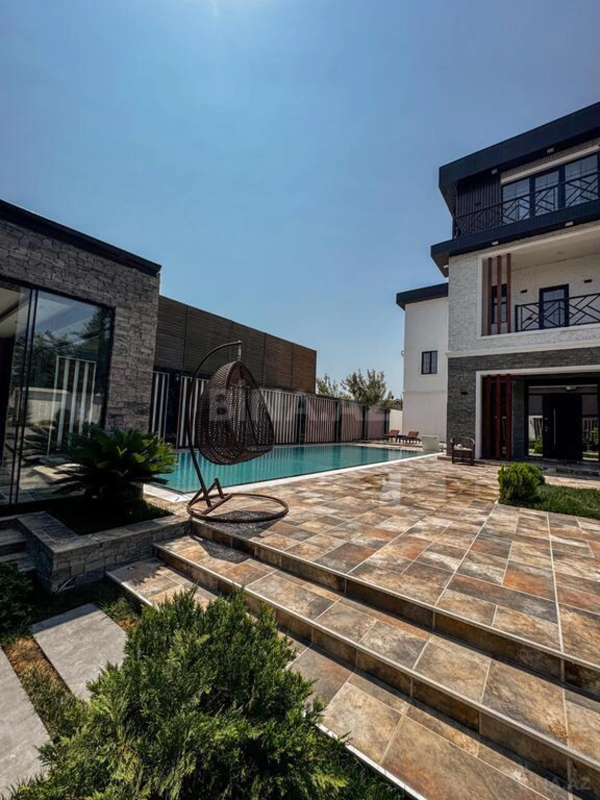 Satılır 8 otaqlı həyət evi 1000 m²