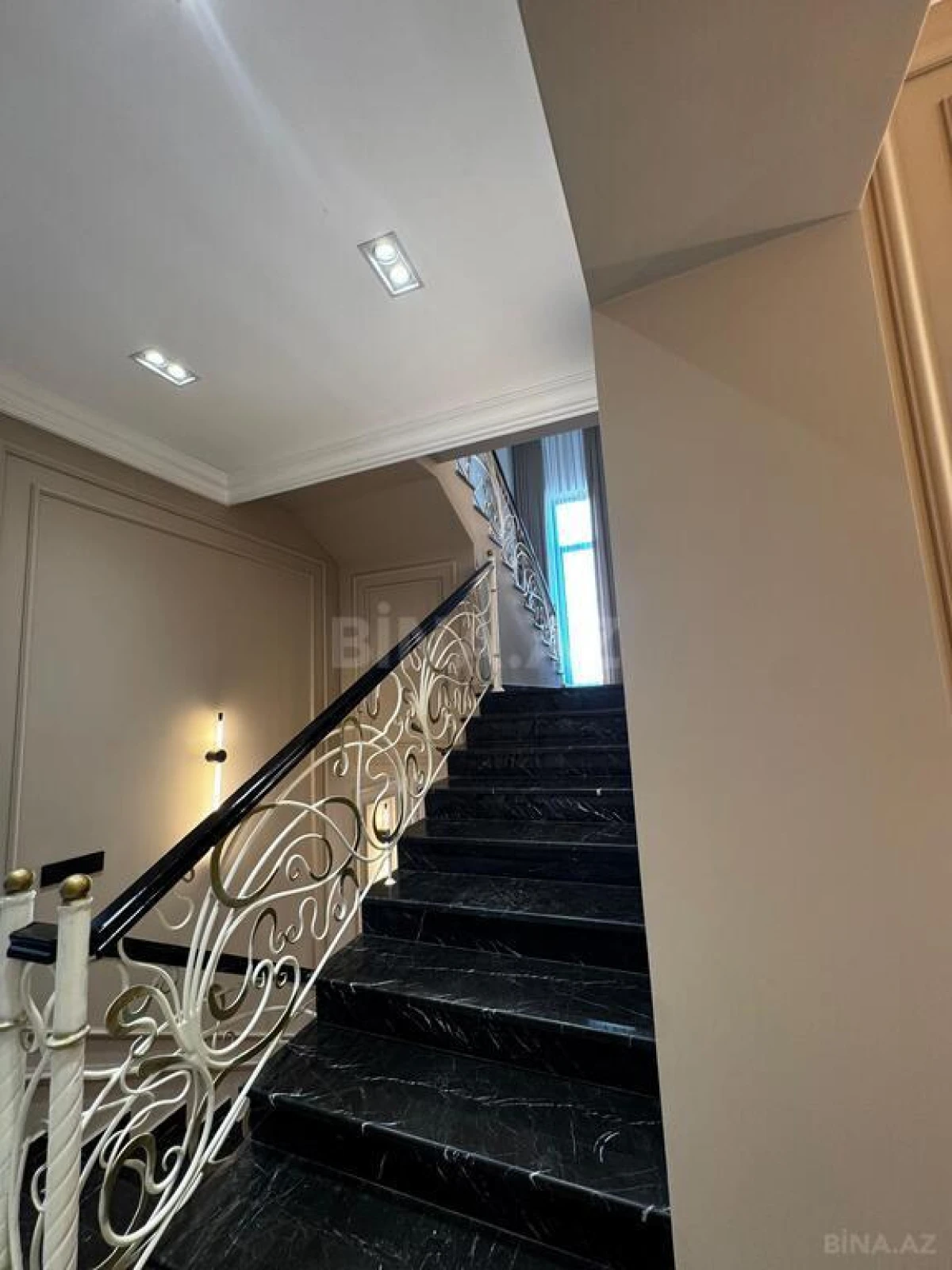 Satılır 8 otaqlı həyət evi 1000 m²