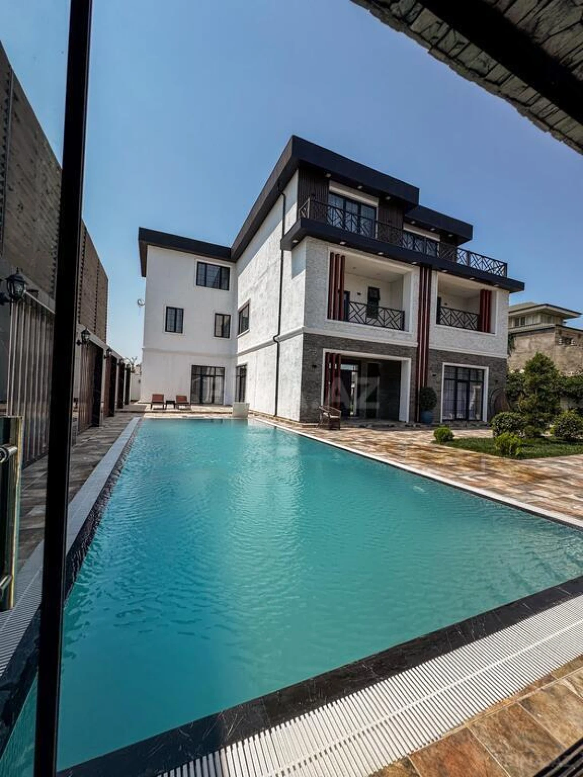 Satılır 8 otaqlı həyət evi 1000 m²