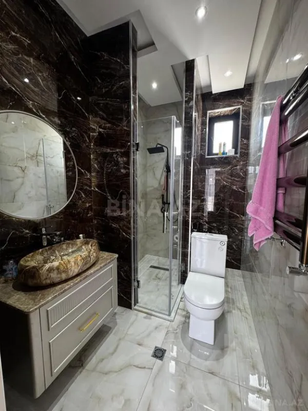 Satılır 8 otaqlı həyət evi 1000 m²