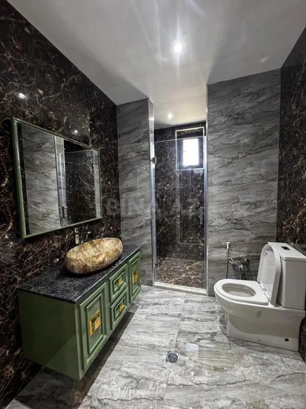 Satılır 8 otaqlı həyət evi 1000 m²