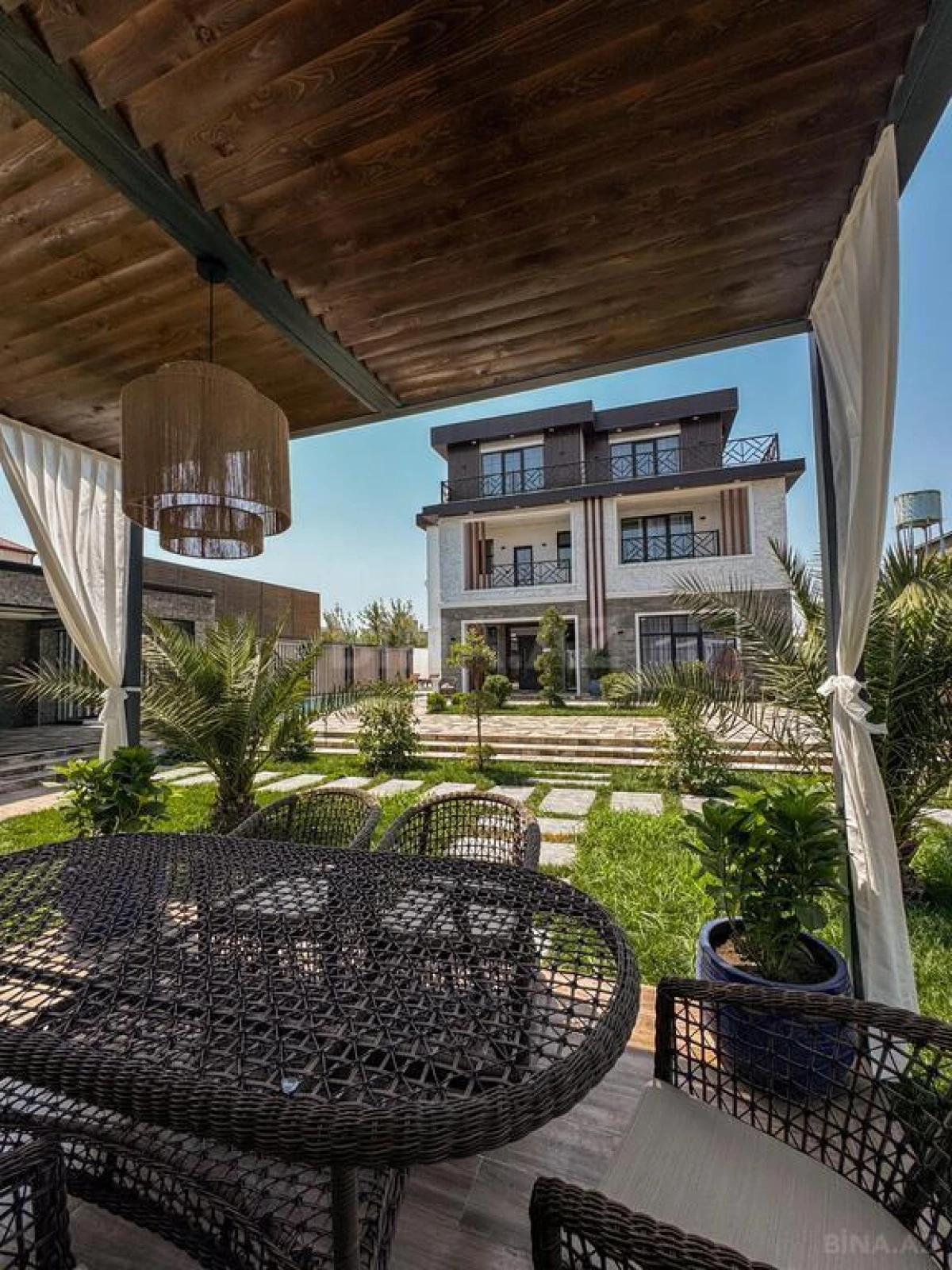 Satılır 8 otaqlı həyət evi 1000 m²