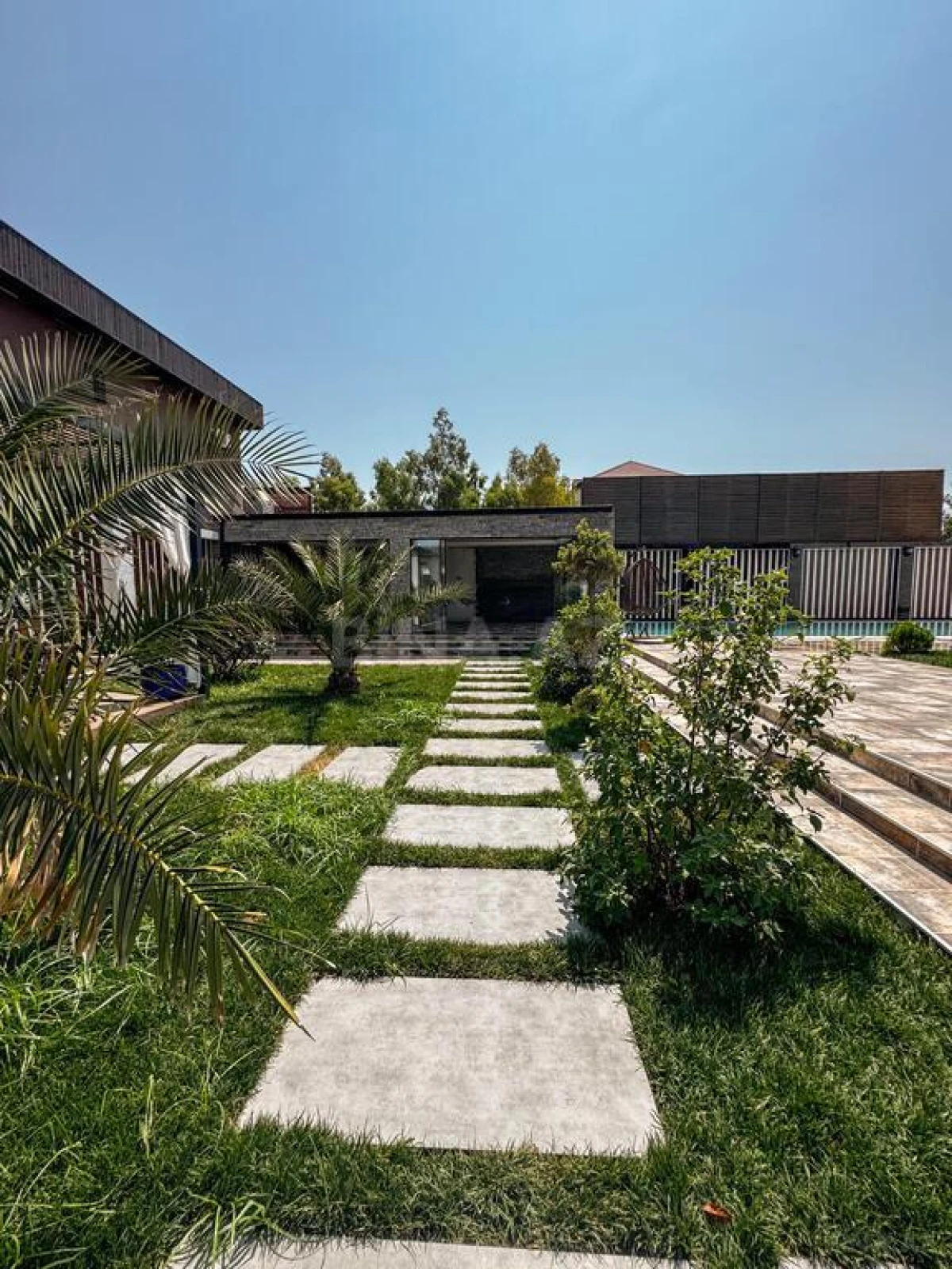 Satılır 8 otaqlı həyət evi 1000 m²