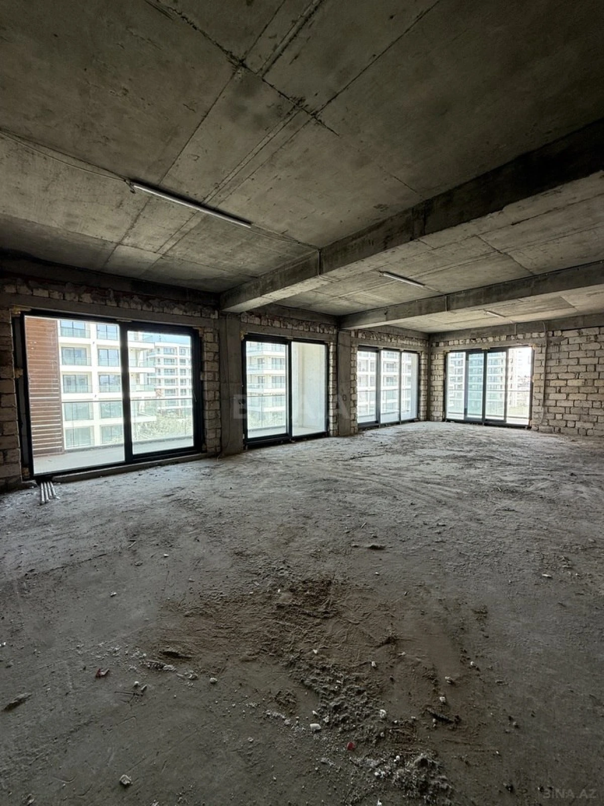 Satılır 3 otaqlı mənzil 158 m²