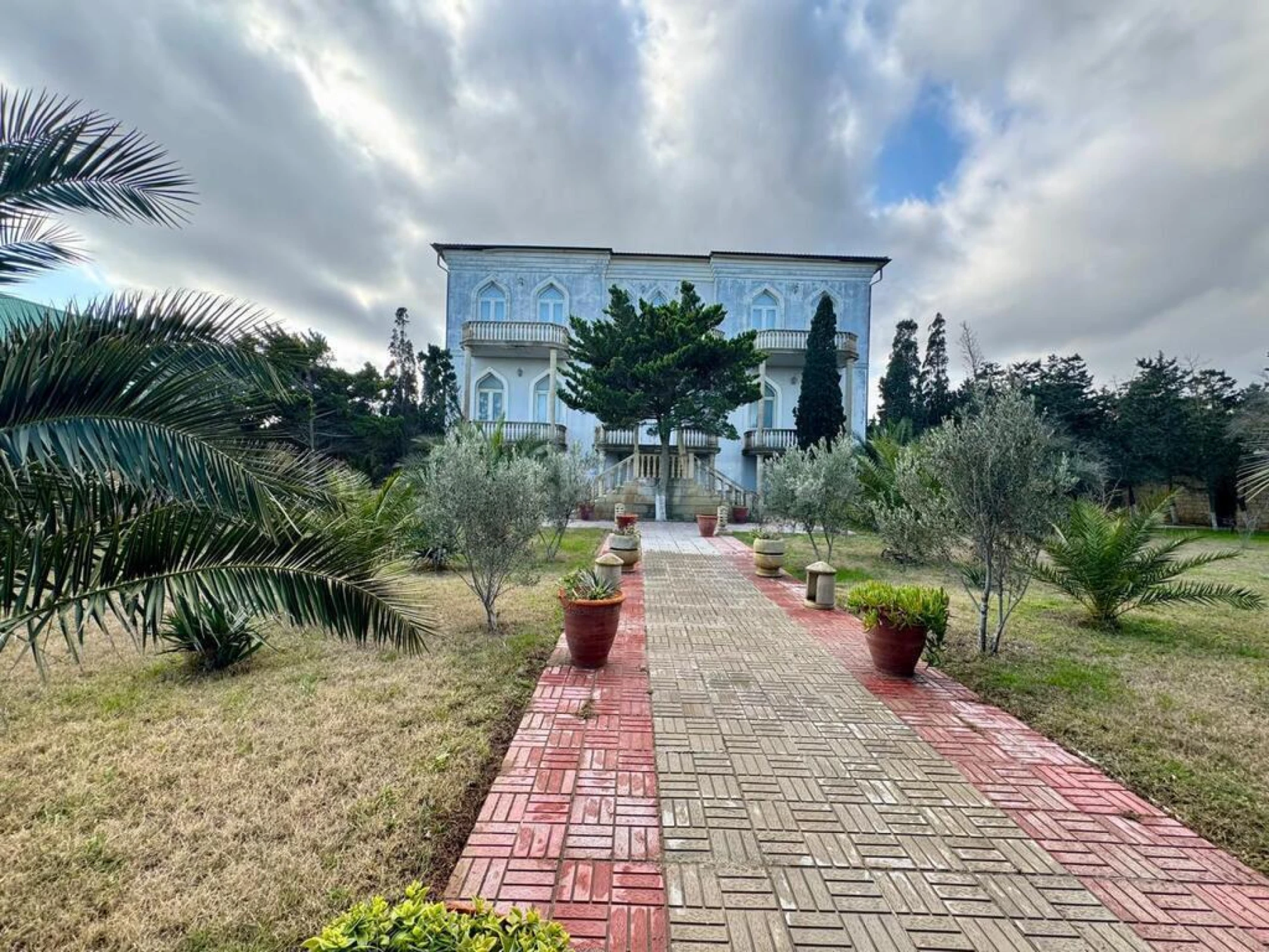 Satılır 11 otaqlı həyət evi 1200 m²