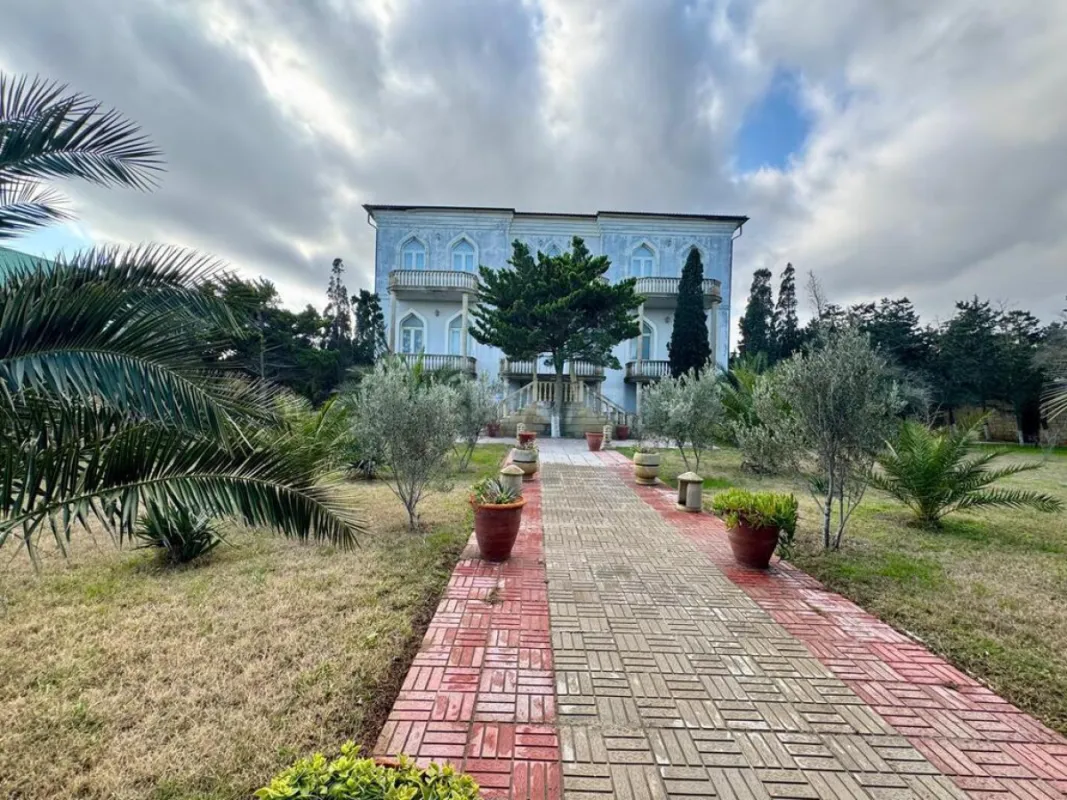 Satılır 11 otaqlı həyət evi 1200 m²