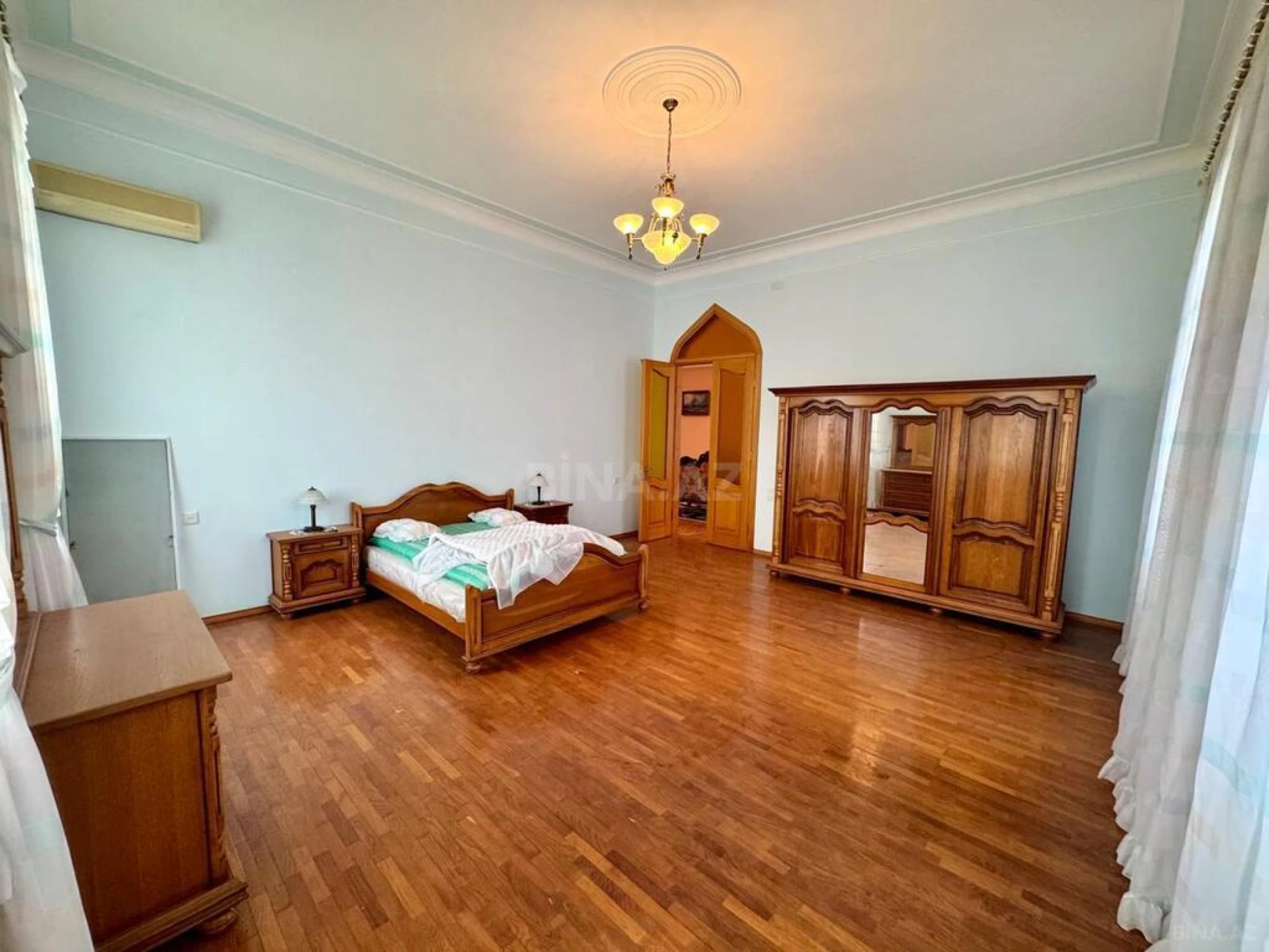 Satılır 11 otaqlı həyət evi 1200 m²