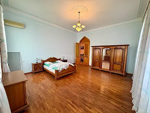 Satılır 11 otaqlı həyət evi 1200 m²