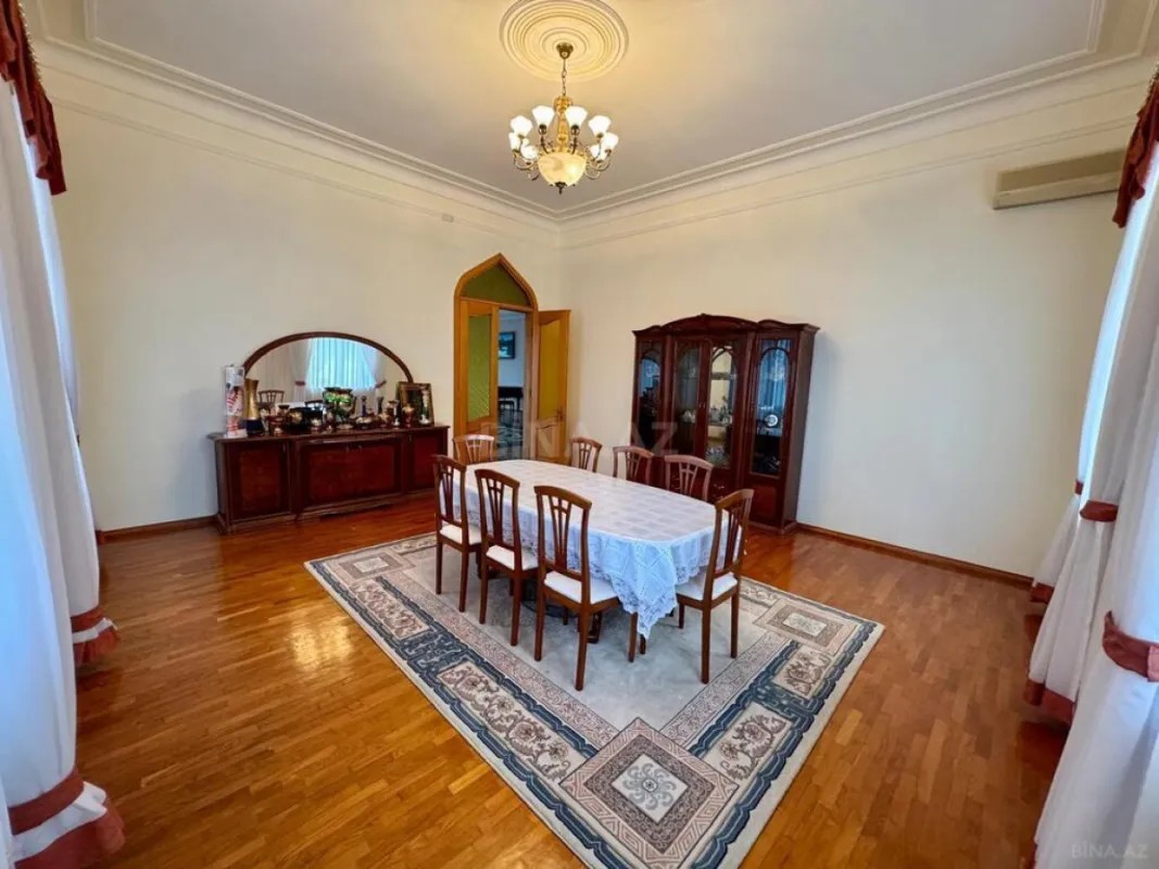 Satılır 11 otaqlı həyət evi 1200 m²