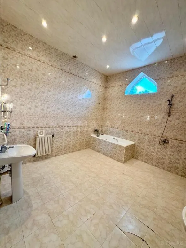 Satılır 11 otaqlı həyət evi 1200 m²