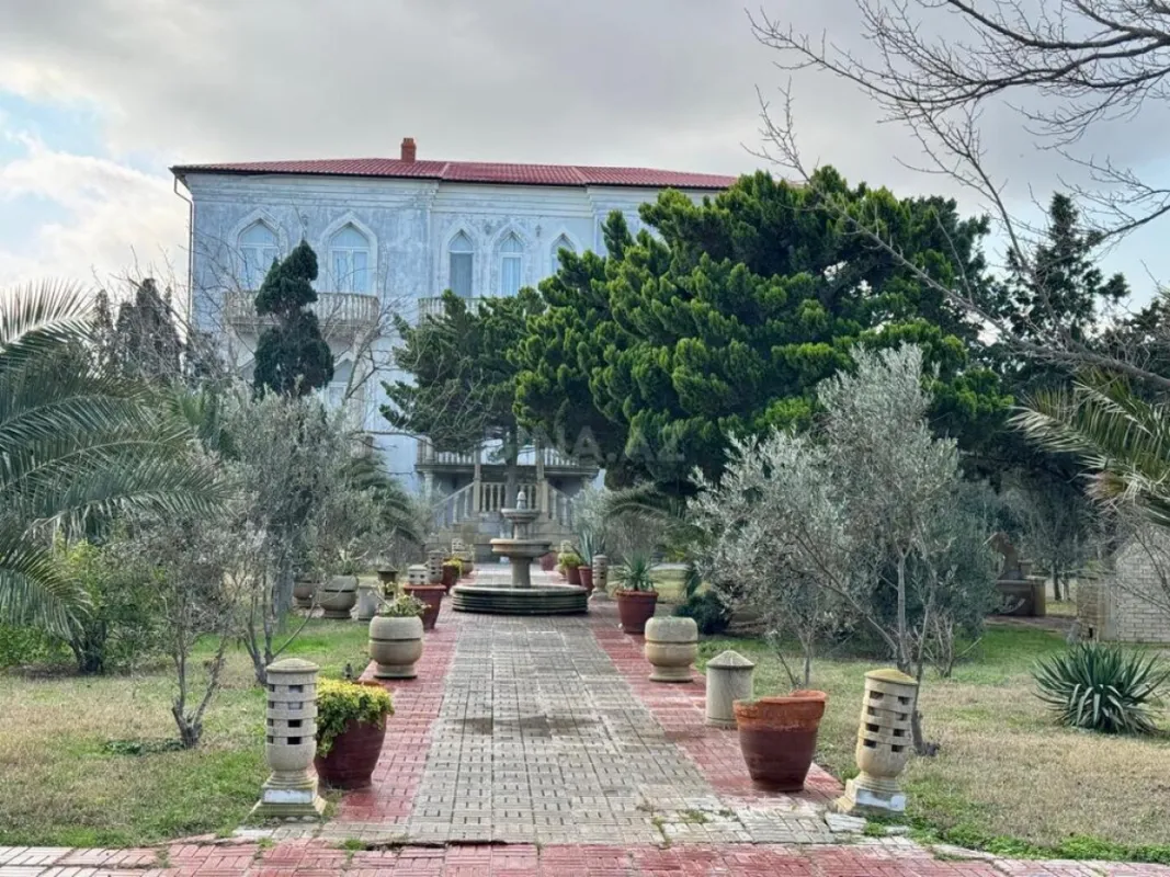 Satılır 11 otaqlı həyət evi 1200 m²