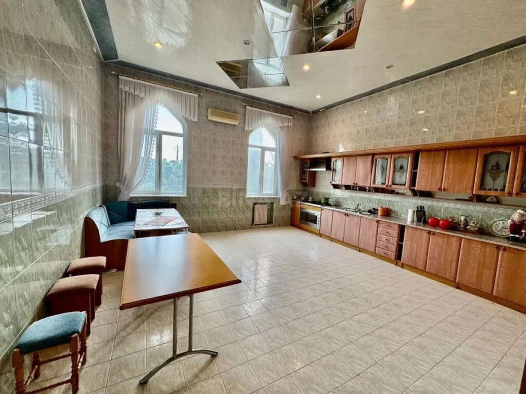 Satılır 11 otaqlı həyət evi 1200 m²