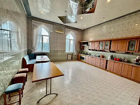 Satılır 11 otaqlı həyət evi 1200 m²