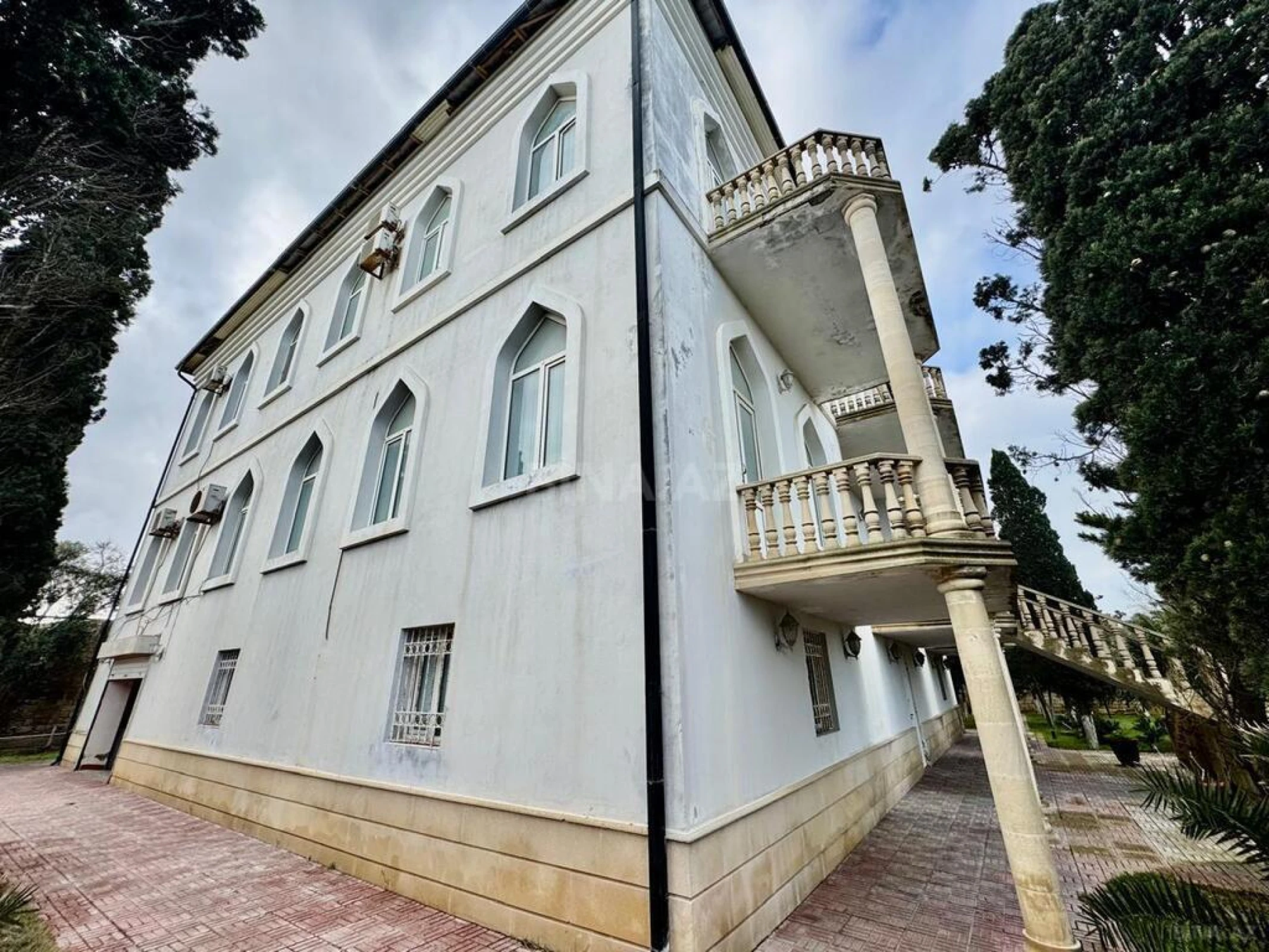 Satılır 11 otaqlı həyət evi 1200 m²
