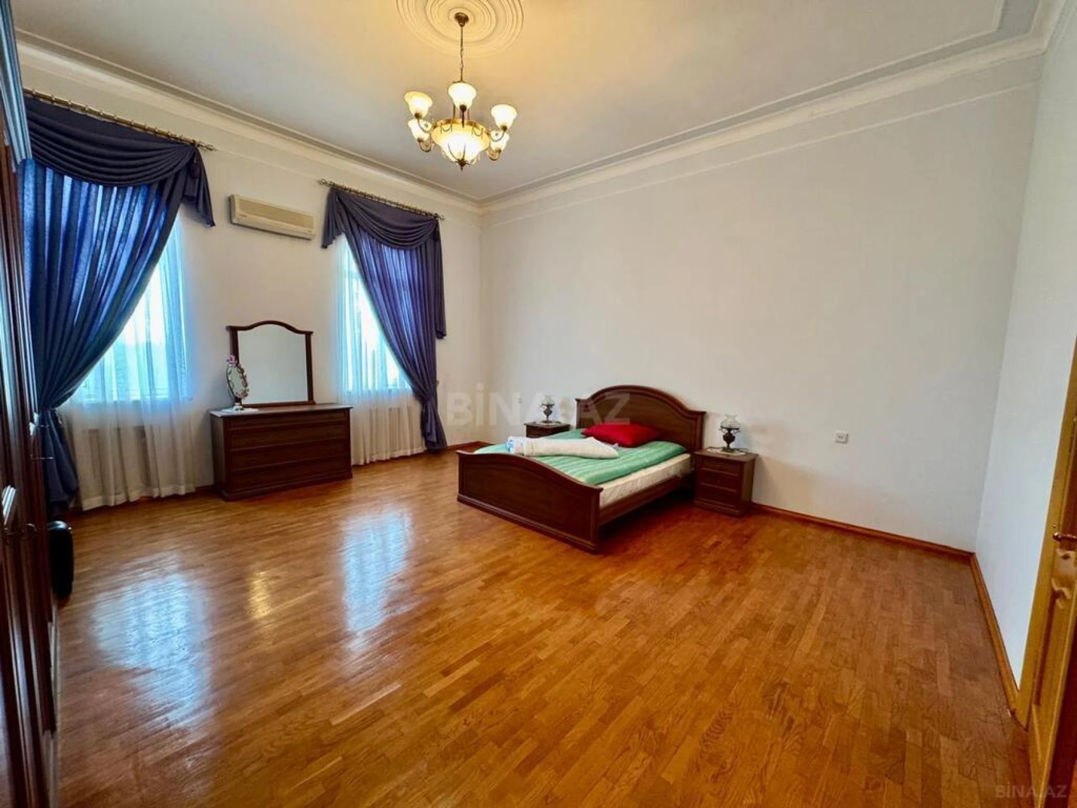 Satılır 11 otaqlı həyət evi 1200 m²