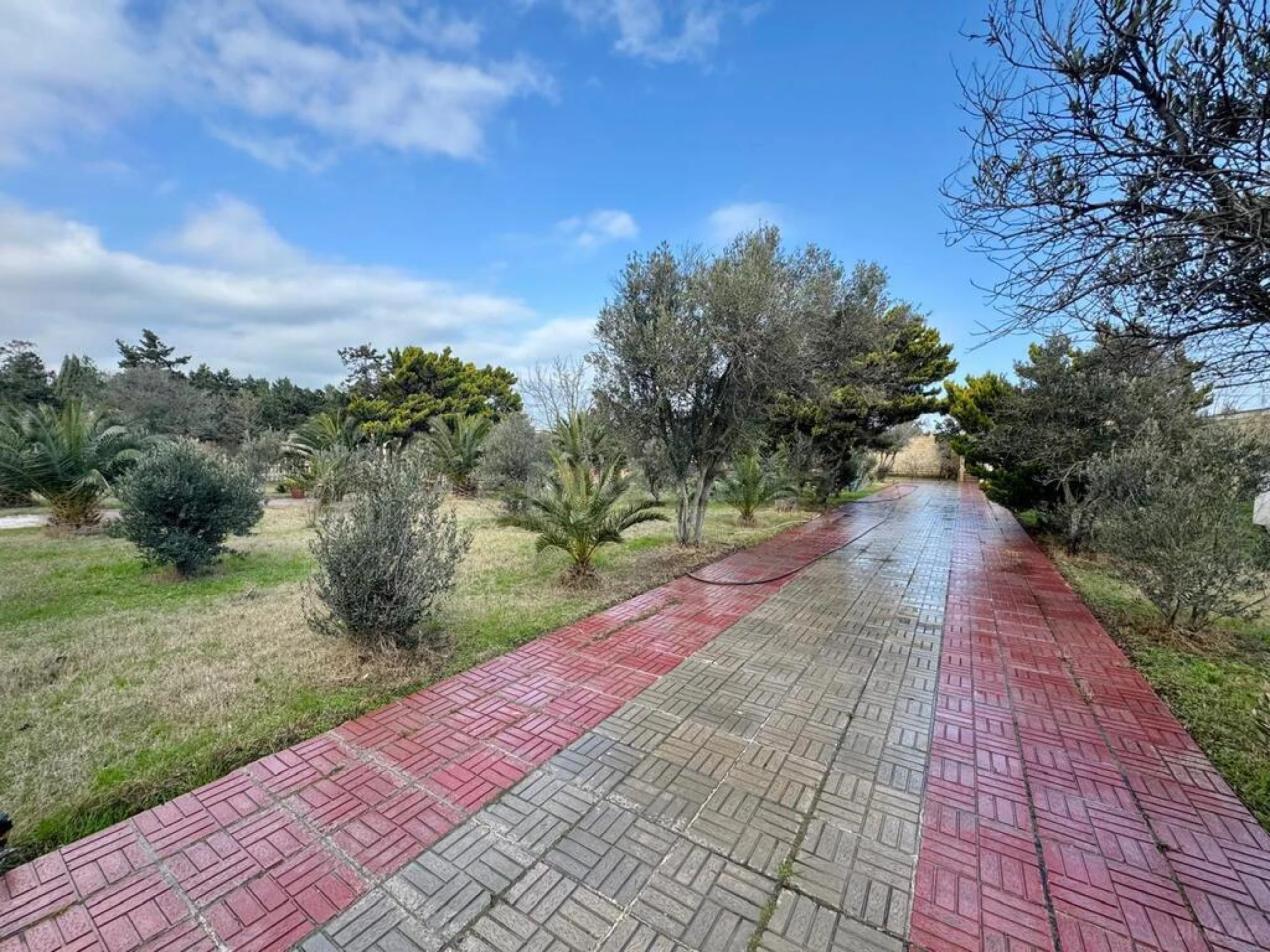 Satılır 11 otaqlı həyət evi 1200 m²