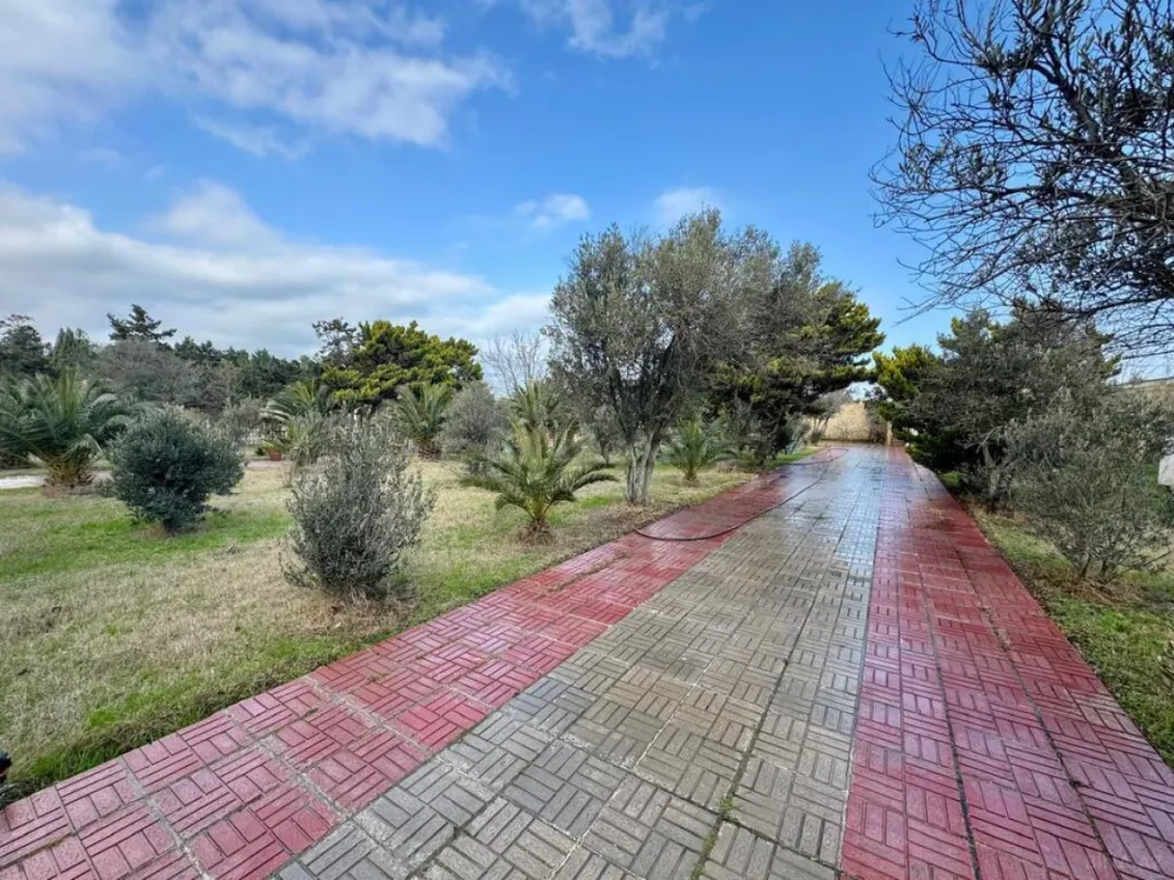 Satılır 11 otaqlı həyət evi 1200 m²