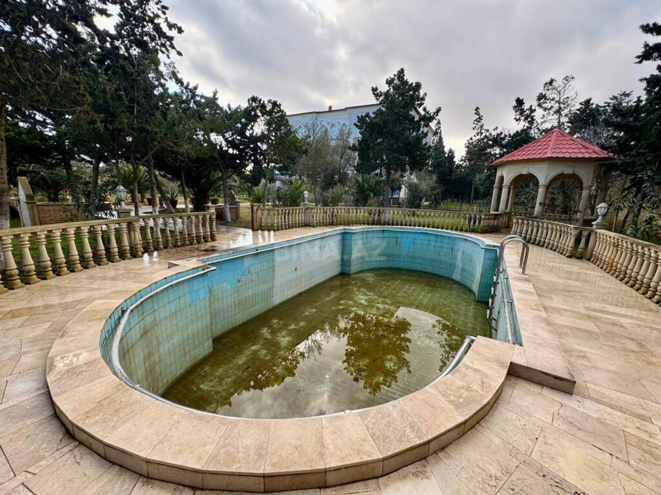 Satılır 11 otaqlı həyət evi 1200 m²