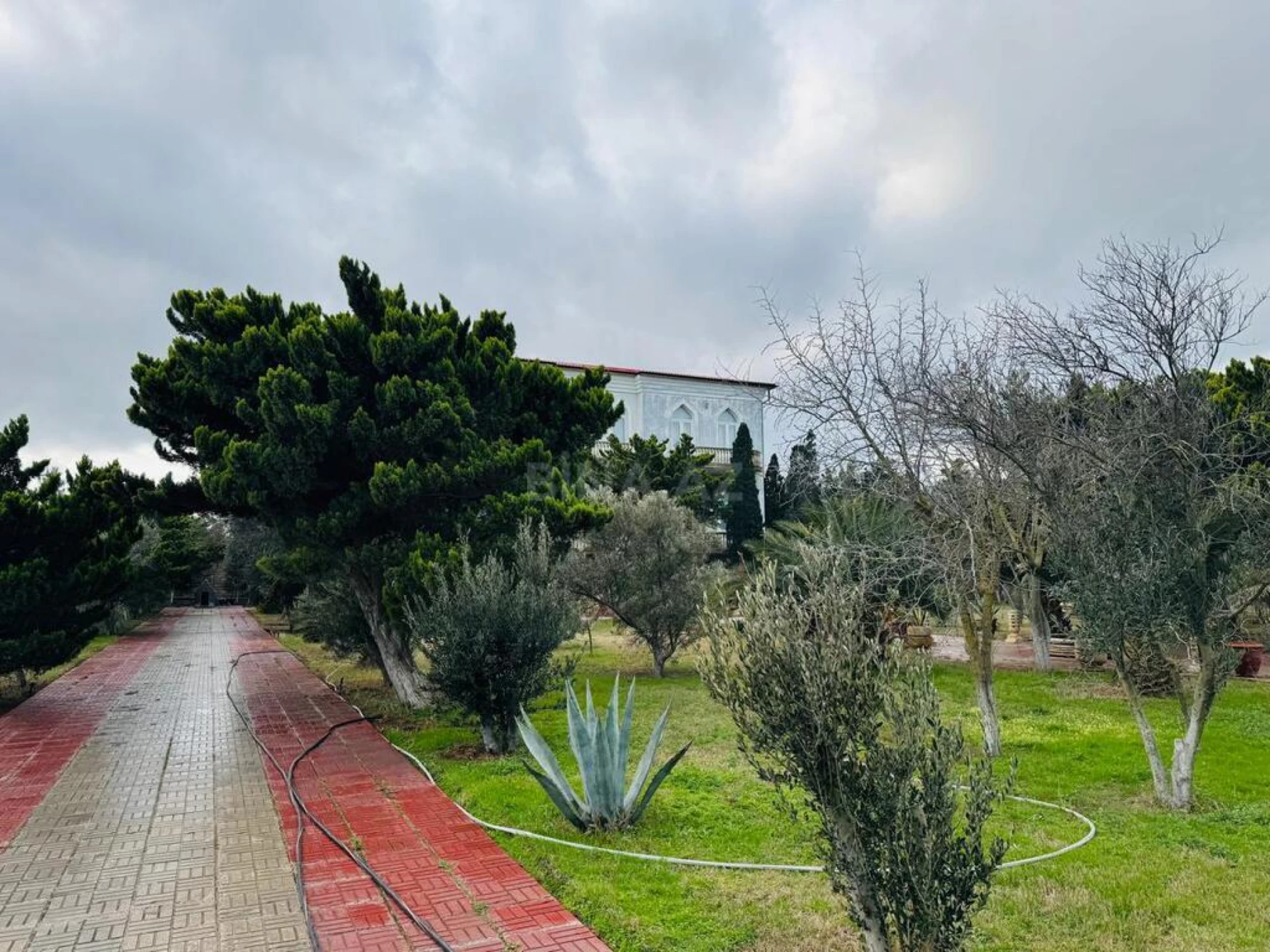 Satılır 11 otaqlı həyət evi 1200 m²