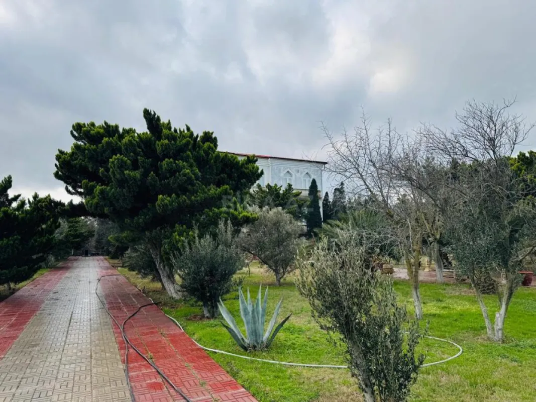 Satılır 11 otaqlı həyət evi 1200 m²