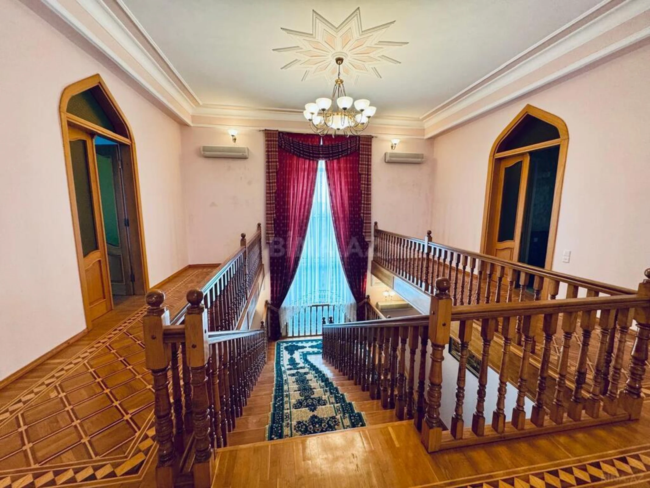 Satılır 11 otaqlı həyət evi 1200 m²