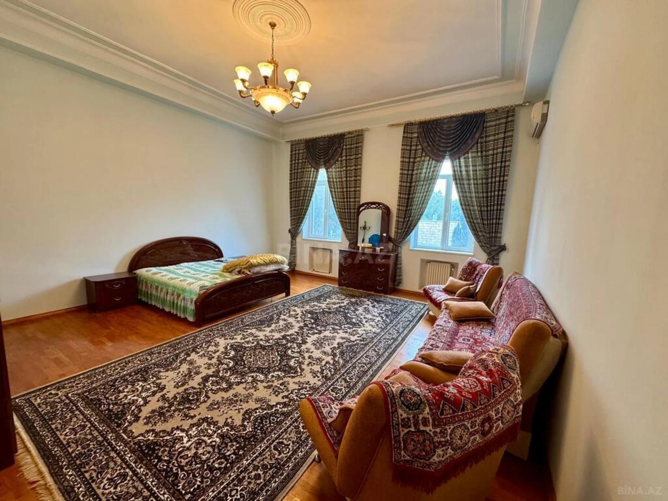 Satılır 11 otaqlı həyət evi 1200 m²
