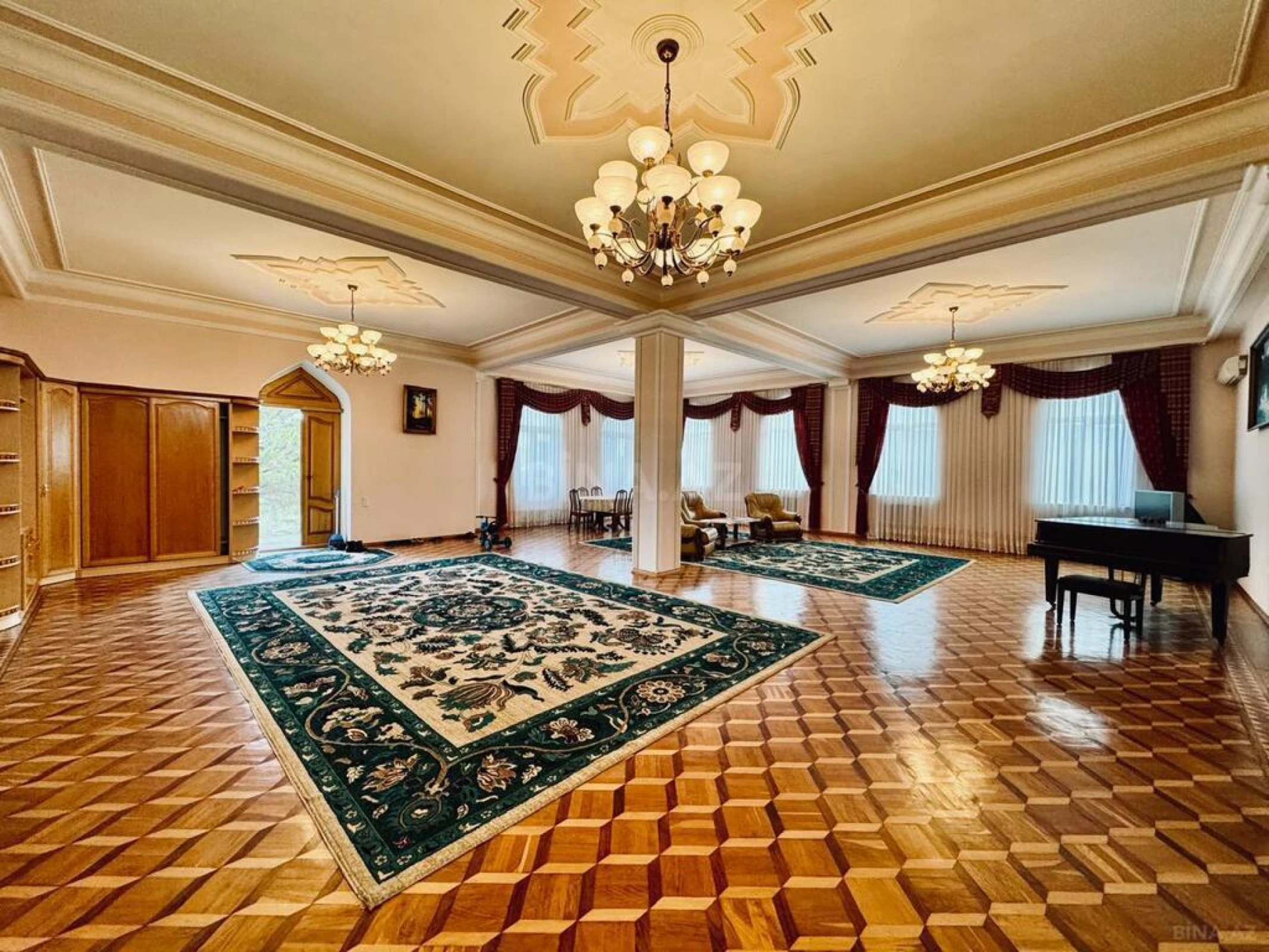 Satılır 11 otaqlı həyət evi 1200 m²