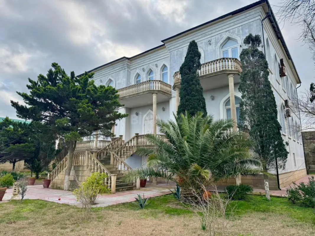 Satılır 11 otaqlı həyət evi 1200 m²