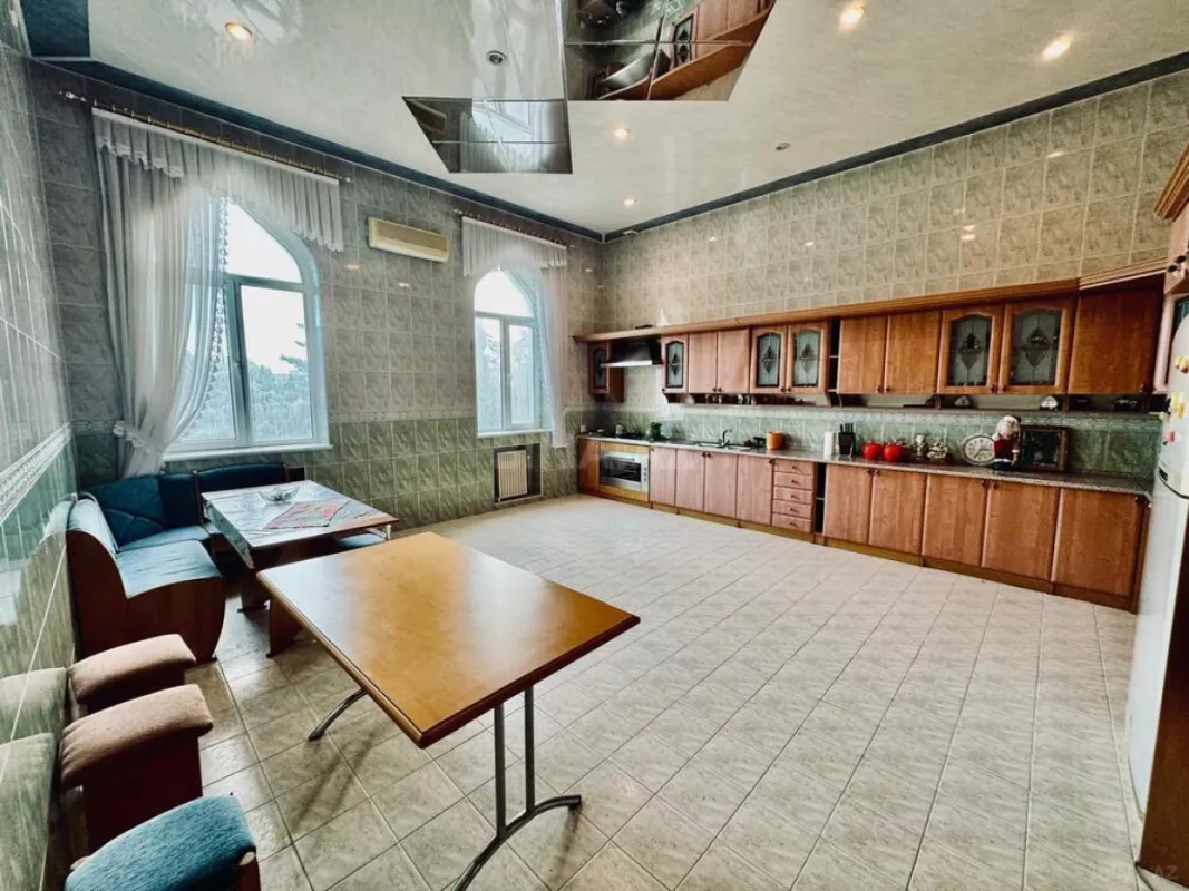 Satılır 11 otaqlı həyət evi 1200 m²