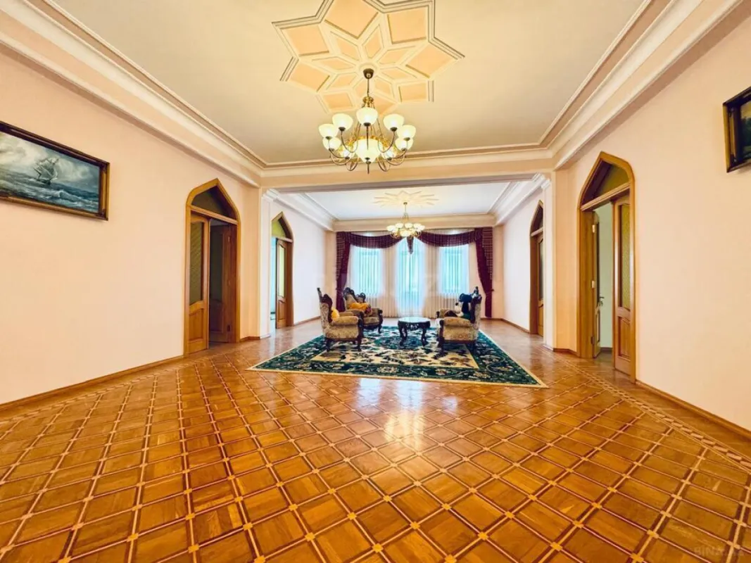 Satılır 11 otaqlı həyət evi 1200 m²
